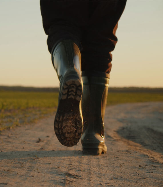 Agricultor caminando sobre tierra