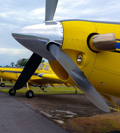 Foto frontal de una avioneta de fumigación